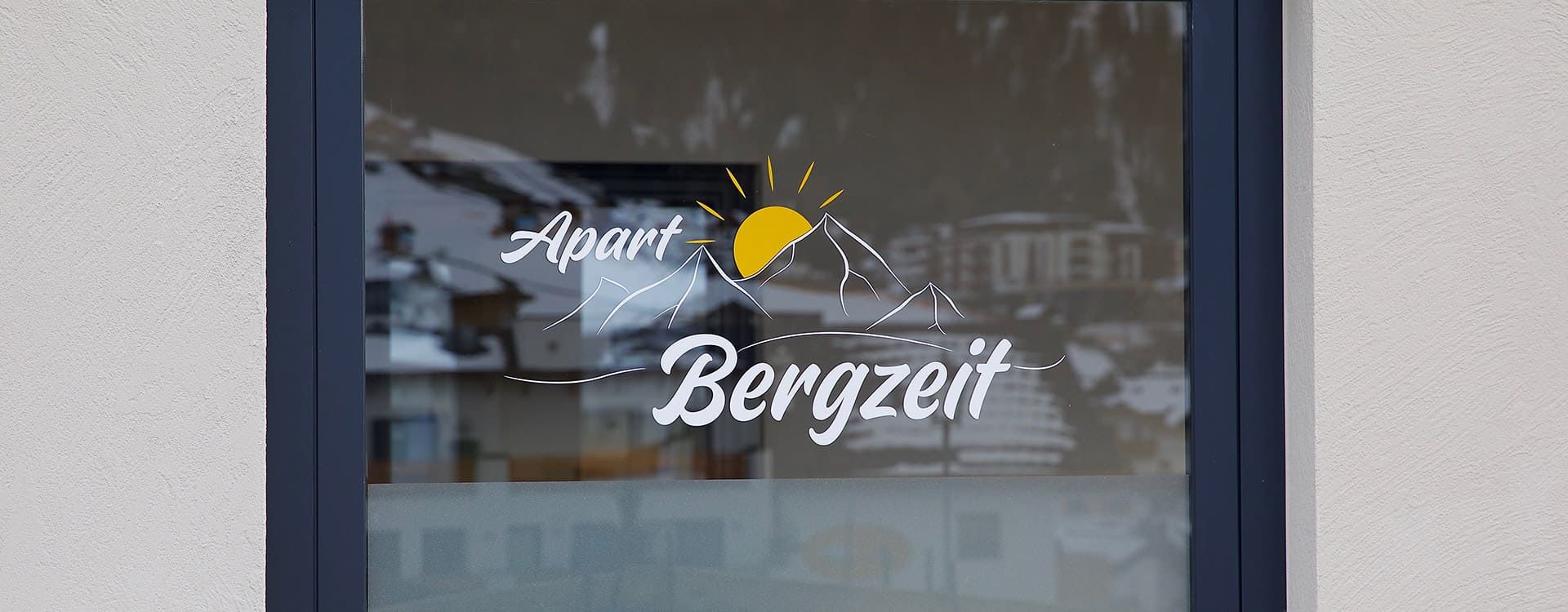 Fenster mit Logo von Apart Bergzeit