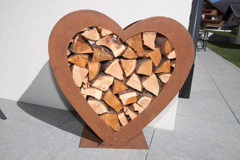 Herz mit Holz-Stapel