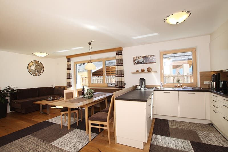 Wohnzimmer mit Küche im Appartement Bergzeit Fiss 